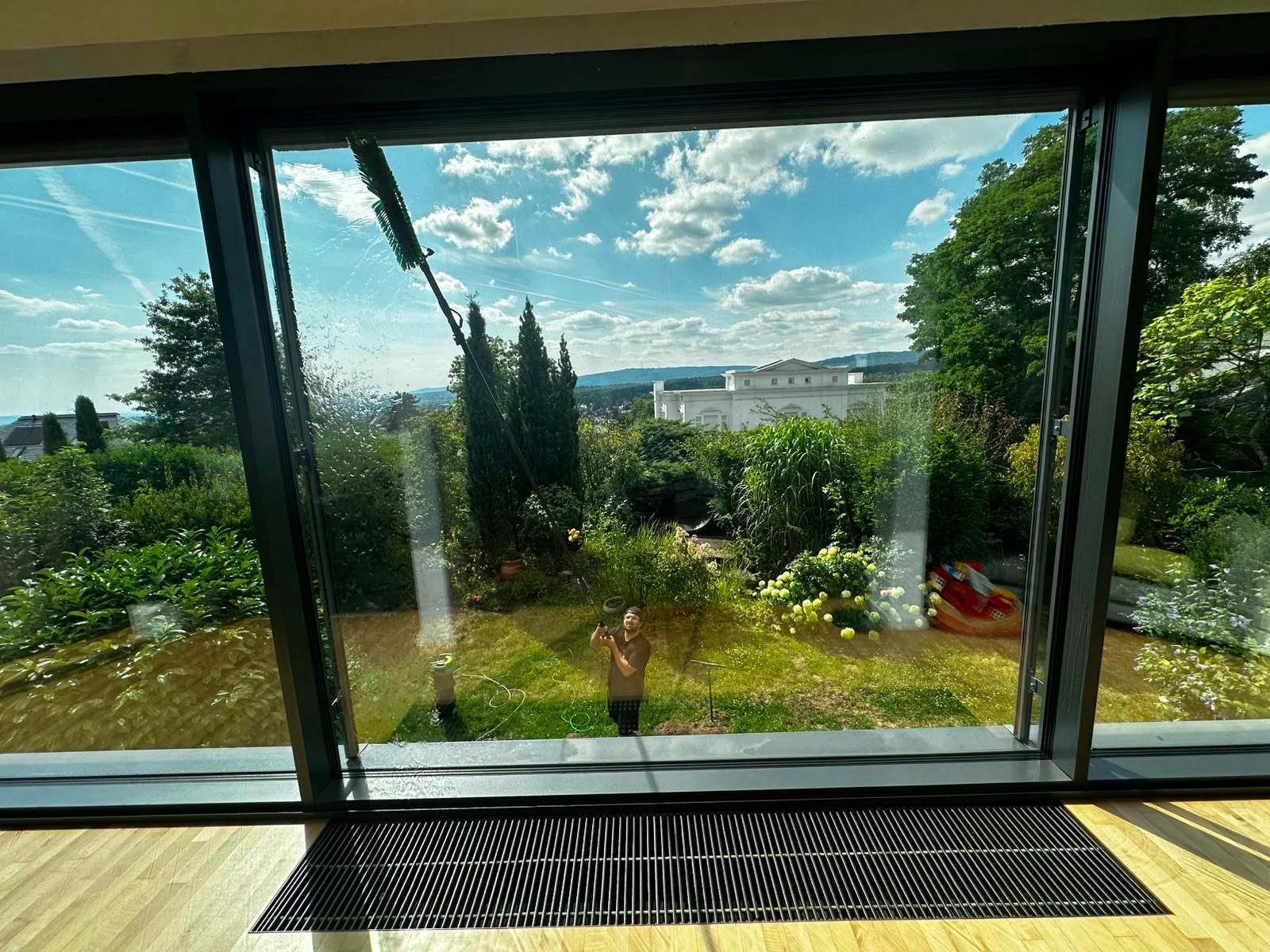 Blick durch frisch gereinigte Fenster über das Rhein-Main-Gebiet