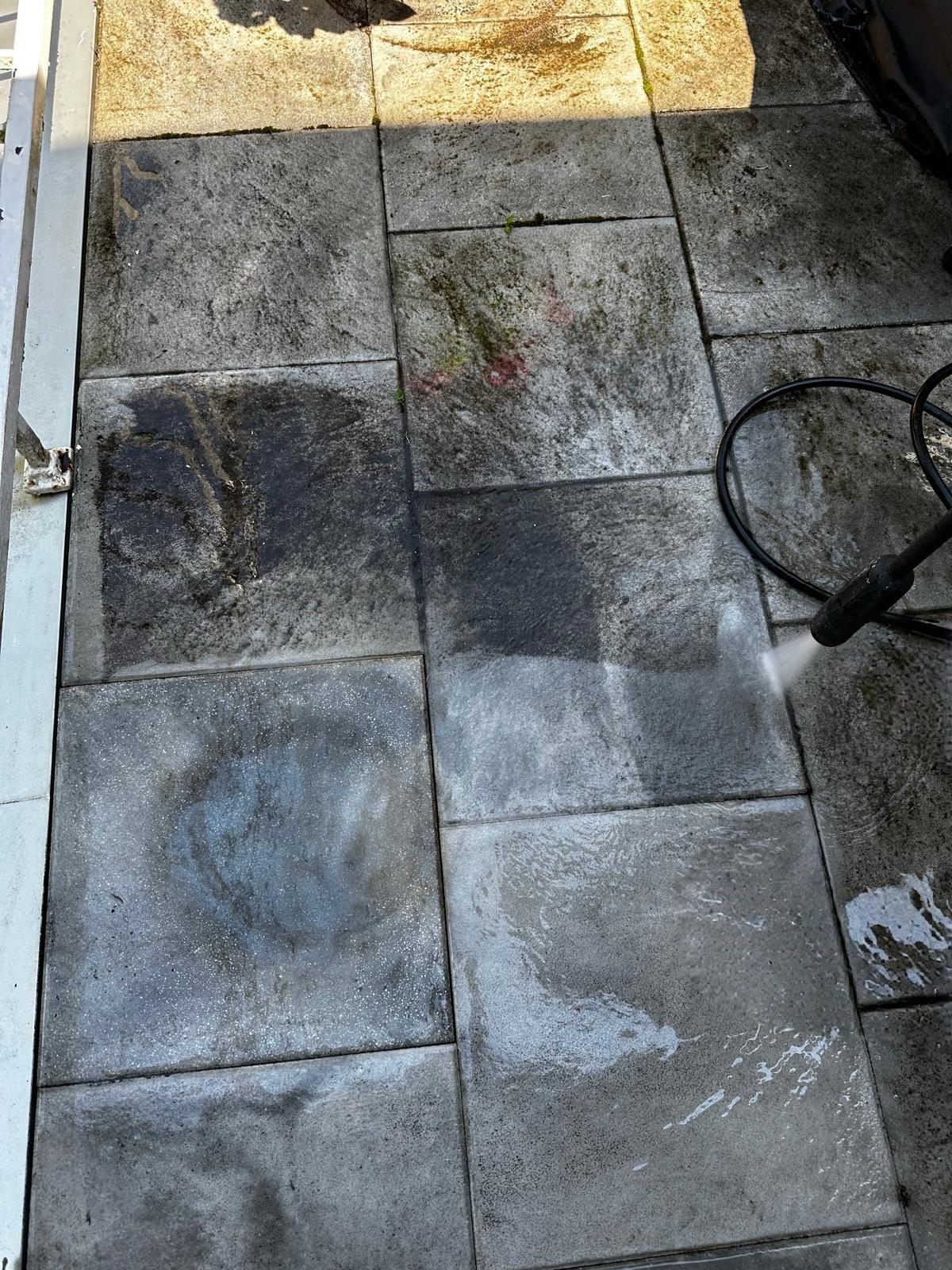 Hochdruckreinigung einer Terrasse — sichtbarer Vorher-Nachher-Unterschied