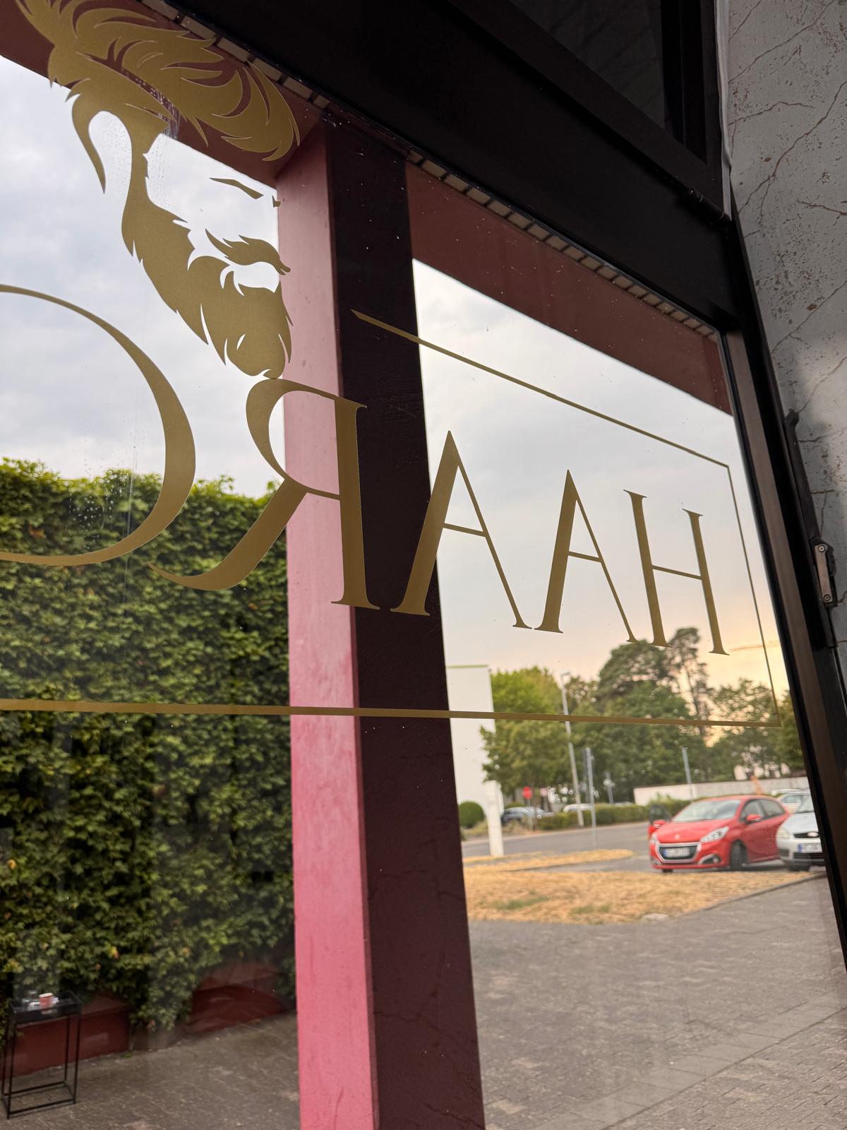 Gereinigtes Schaufenster eines Ladenlokals