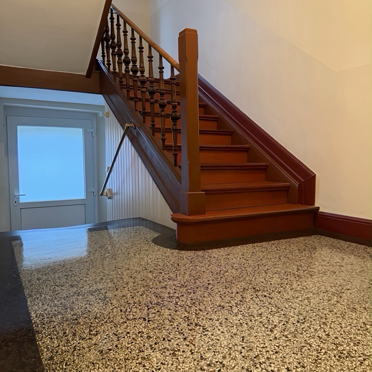 Gereinigtes Treppenhaus mit Holztreppe und Geländer